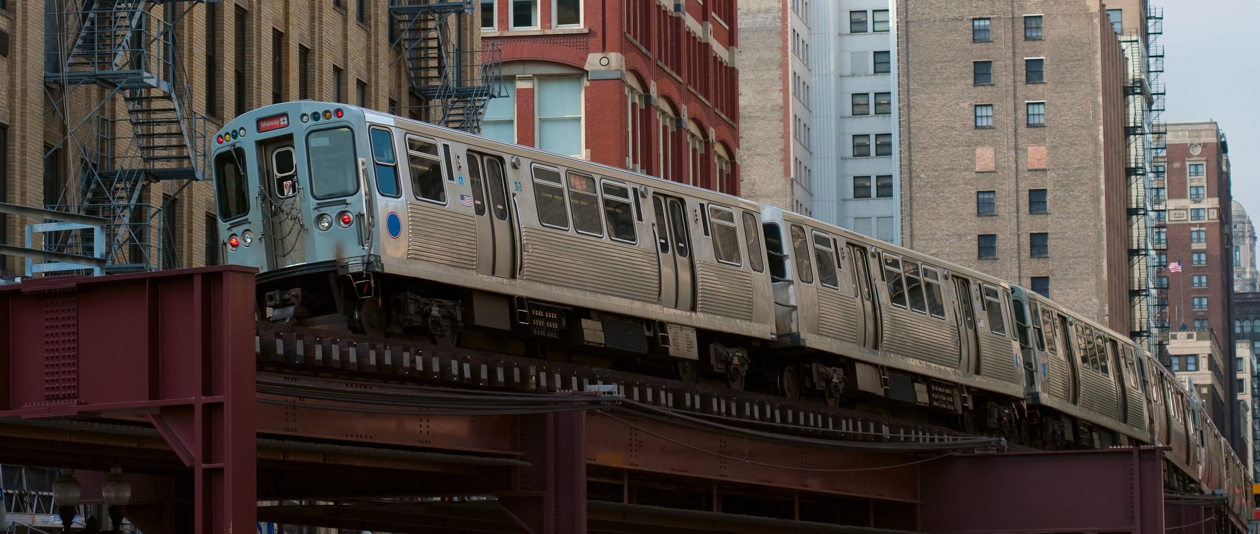 The metro train going through Chicago