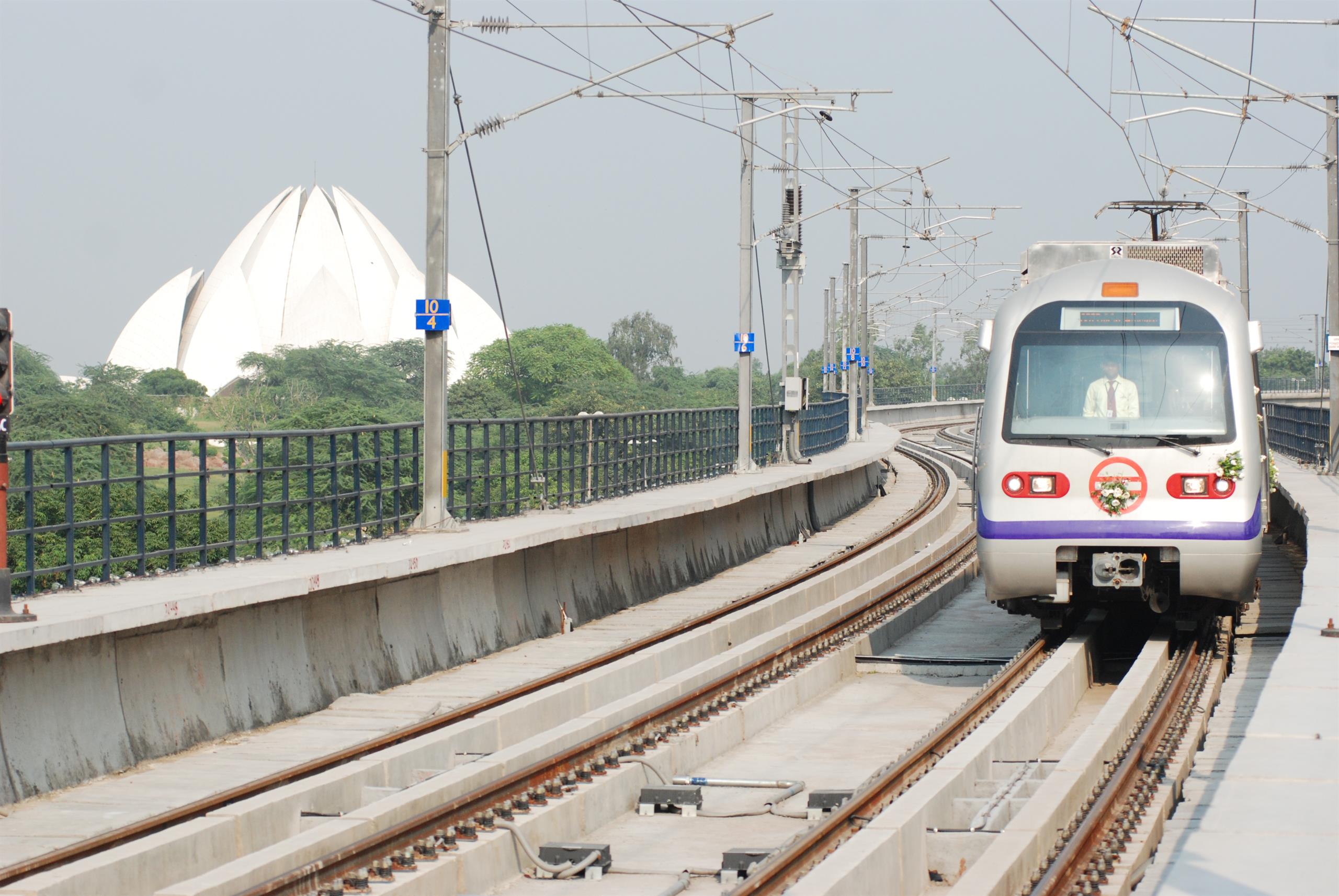 image of Delhi metro train, front-on view
