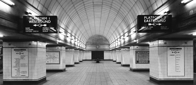 Old black and white photo showing a station on London underground in the early 1900s